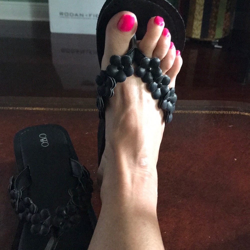 Black flip flop wedges 6-1/2